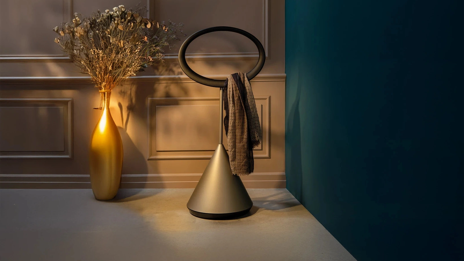 Appendiabiti di design Mirò in legno massello e metallo di Tonin Casa