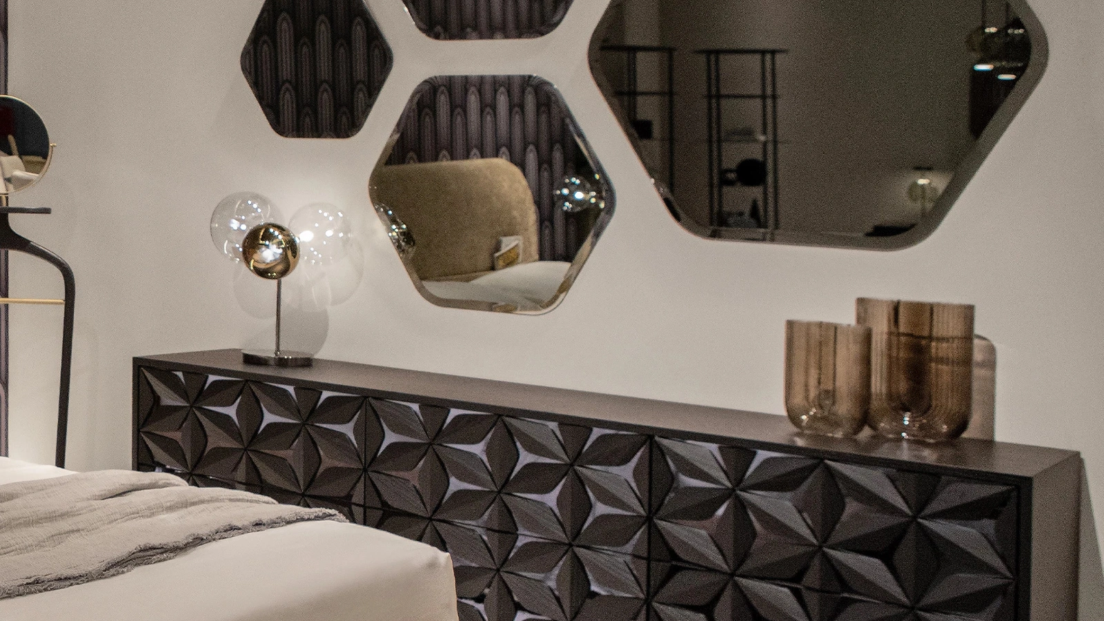 Specchio esagonale Kaleidos di Tonin Casa