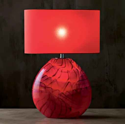 Lampada da tavolo Boheme con vaso in vetro rosso, nero e oro e paralume in tessuto rosso di Le Fablier