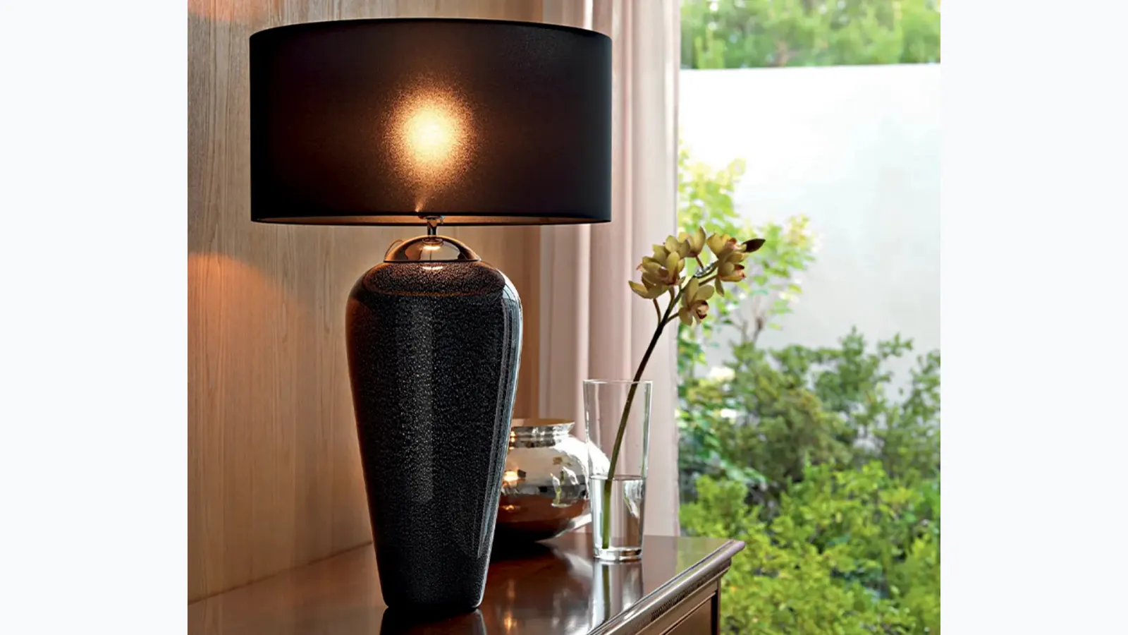 Lampada da tavolo Diva Noir con vaso in vetro nero e paralume in tessuto di Le Fablier