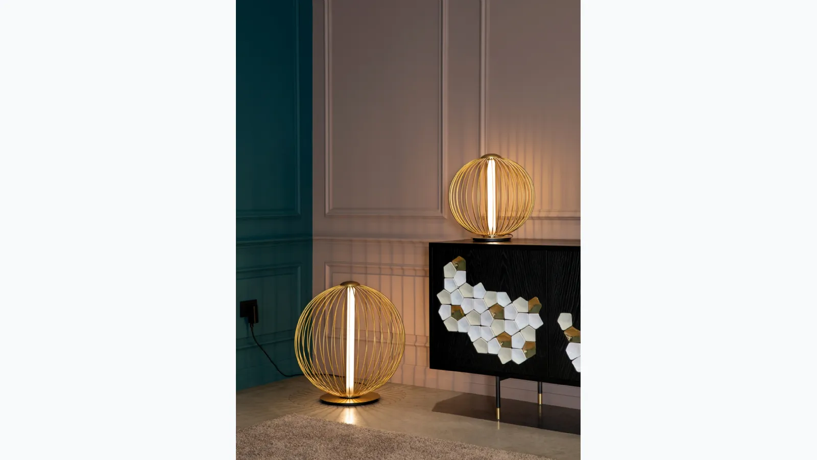 Lampada da tavolo e da terra Mandala dalla forma rotonda realizzata in filo metallico di Tonin Casa