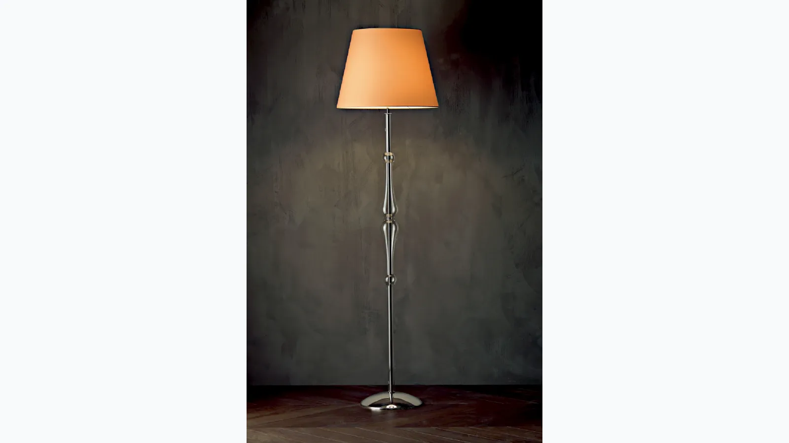 Lampada da terra Miss con struttura cromata,  stelo sagomato in pirex trasparente e paralume in tessuto di Le Fablier