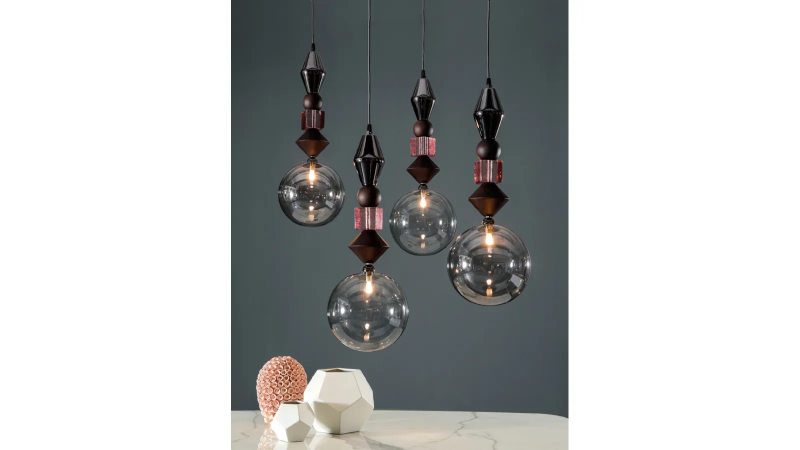 Lampada a sospensione composta da rovere, noce, oro, platino e vetro Pandora Light di Tonin Casa