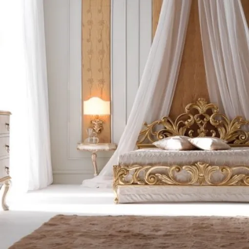 Letto 2321 con testiera e pediera in legno intagliato finitura oro antico di Silvano Grifoni
