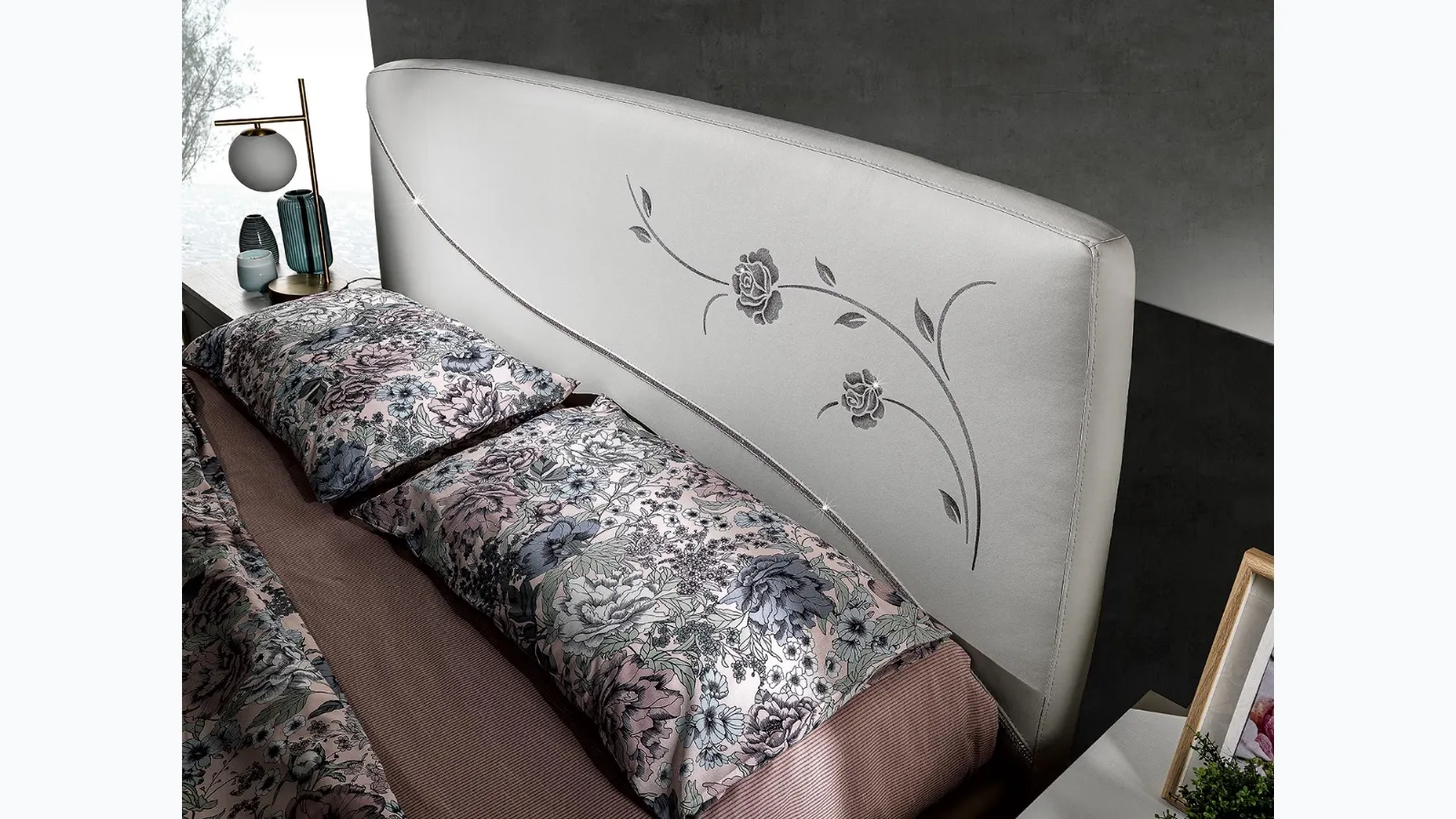 Letto in pelle con testiera decorata con cristalli Swarovski Nancy di Mobil Più