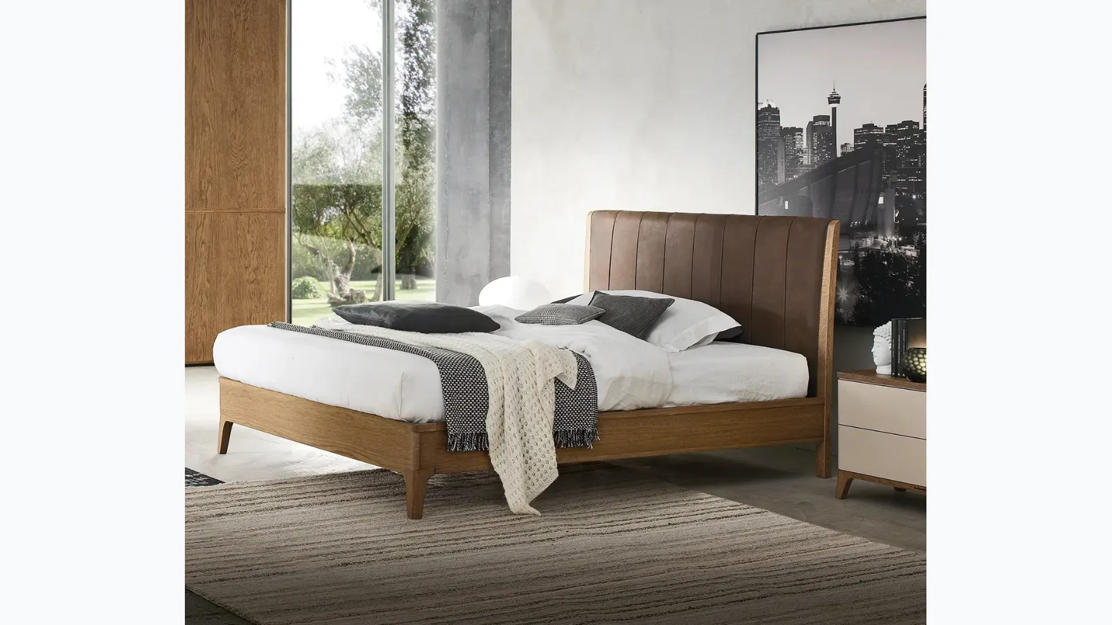 Letto Nirvana in legno con testiera in pelle di Le Fablier