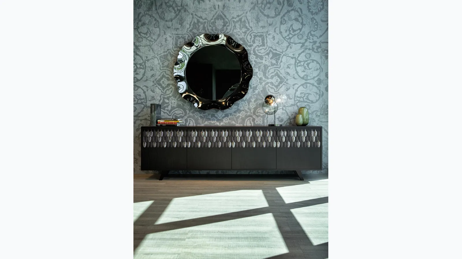 Madia Plume in legno con ante ricoperte da una leggera cascata di piume in ceramica smaltata sovrapposte l’una all’altra di Tonin Casa