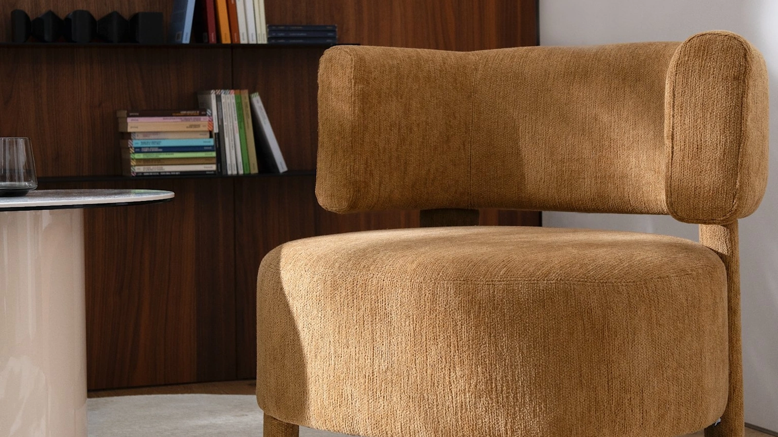 Poltroncina rivestita in tessuto Glen Soft di Calligaris