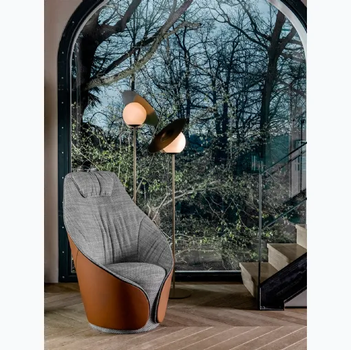 Poltroncina Mama in tessuto con rivestimento esterno in pelle e schienale alto di Tonin Casa