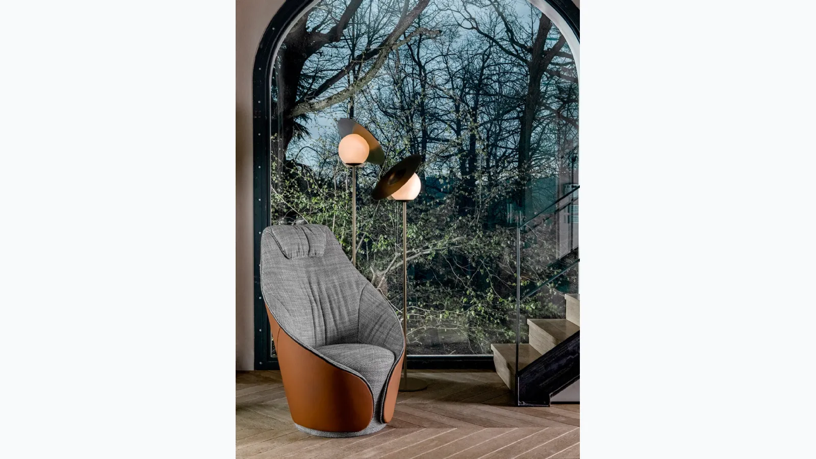 Poltroncina Mama in tessuto con rivestimento esterno in pelle e schienale alto di Tonin Casa