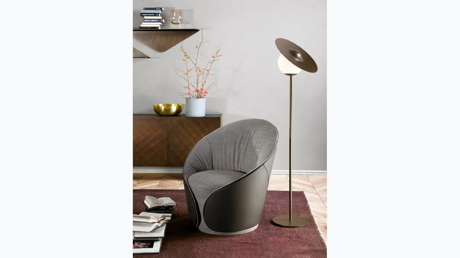 Poltroncina Mama in tessuto con rivestimento esterno in pelle e schienale basso di Tonin Casa