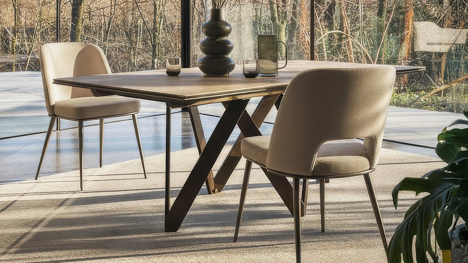 Sedia in tessuto Foyer con gambe in metallo di Calligaris