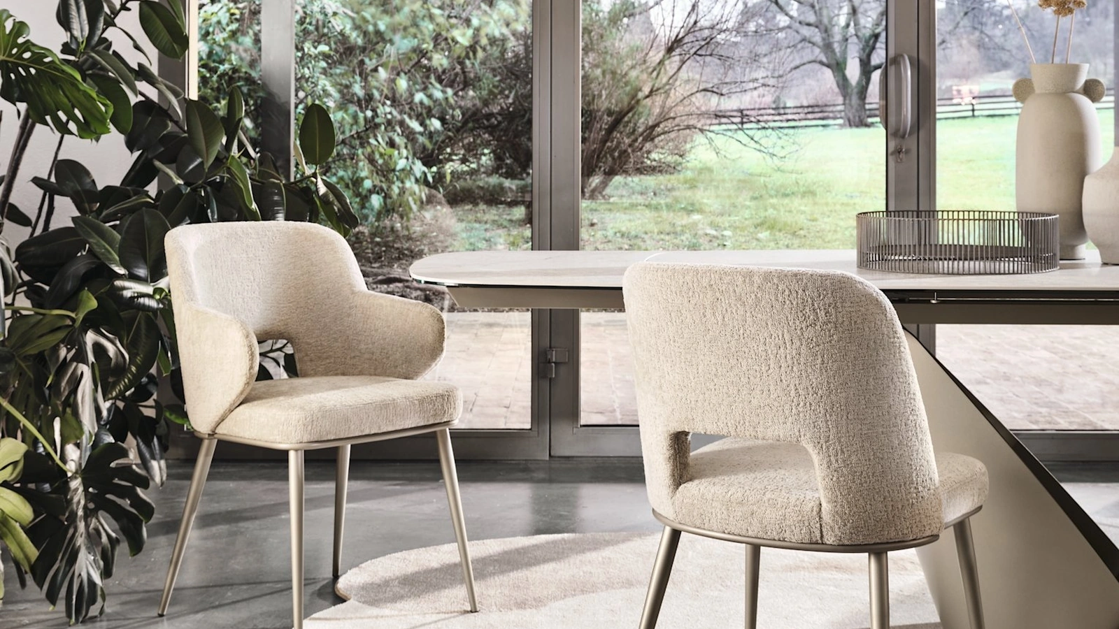 Sedia in tessuto Foyer con gambe in metallo di Calligaris