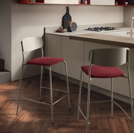 Sgabello Sam in metallo con seduta imbottita di Scavolini