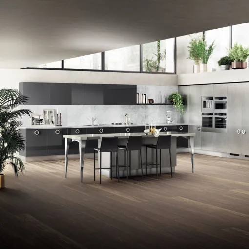 Cucina Classica Exclusiva in laccato lucido e ossidato Grigio Ferro di Scavolini