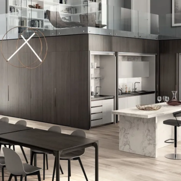 Cucina salvaspazio con isola centrale Boxi in laccato lucido Grigio Chiaro di Scavolini